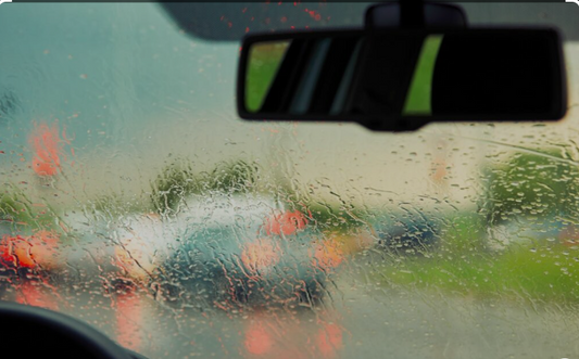 Pourquoi un pare-brise propre est essentiel par mauvais temps.